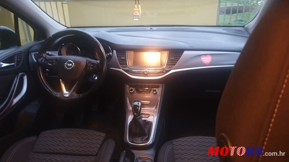 2018' Opel Astra photo #2