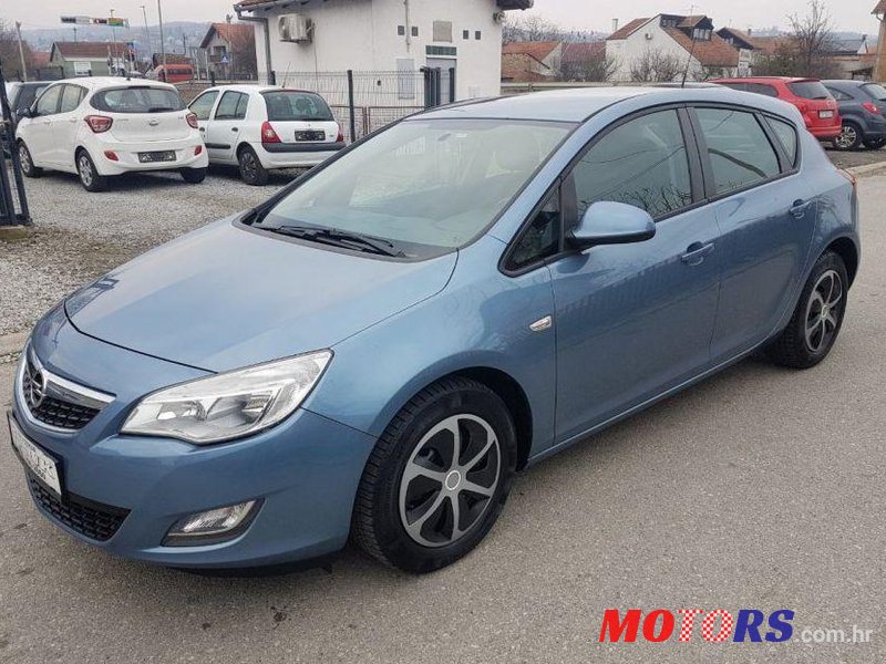 2010' Opel Astra 1,3 Cdti photo #1