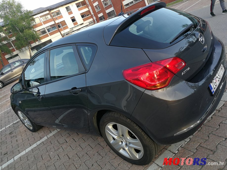 2013' Opel Astra J photo #4