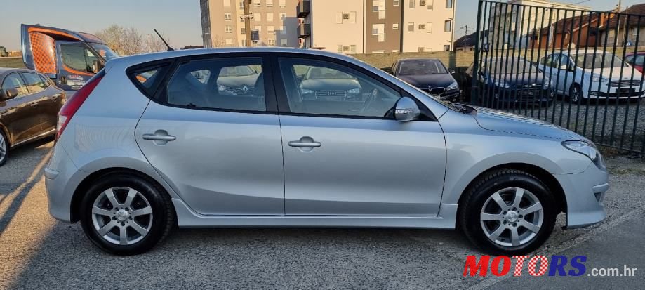 2011' Hyundai i30 photo #3