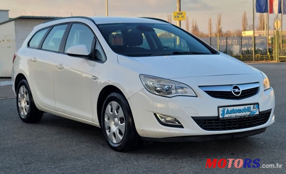 2011' Opel Astra Karavan photo #4