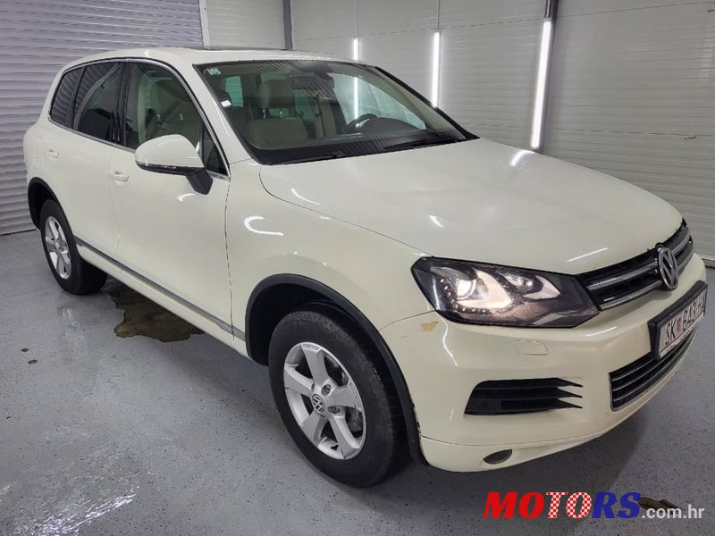 2011' Volkswagen Touareg photo #4