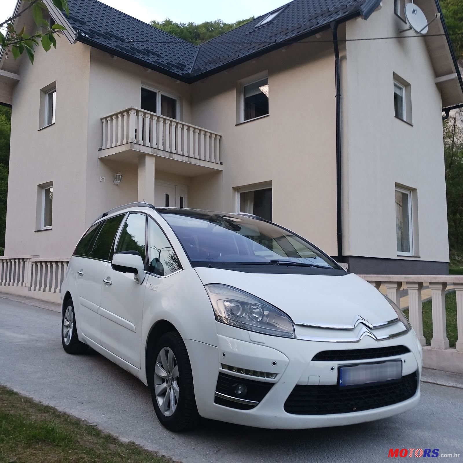 2011' Citroen C4 Grand Picasso photo #1