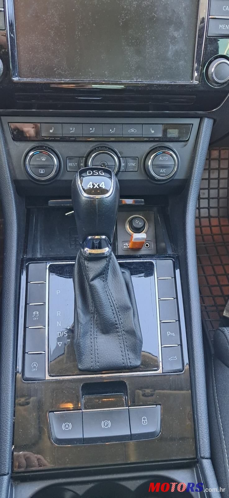 2015' Skoda Superb Combi photo #3