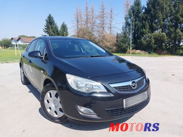 2011' Opel Astra photo #3