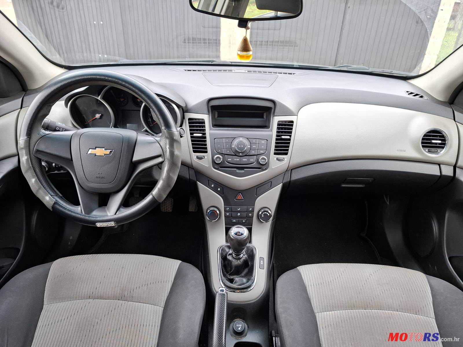 2011' Chevrolet Cruze photo #3