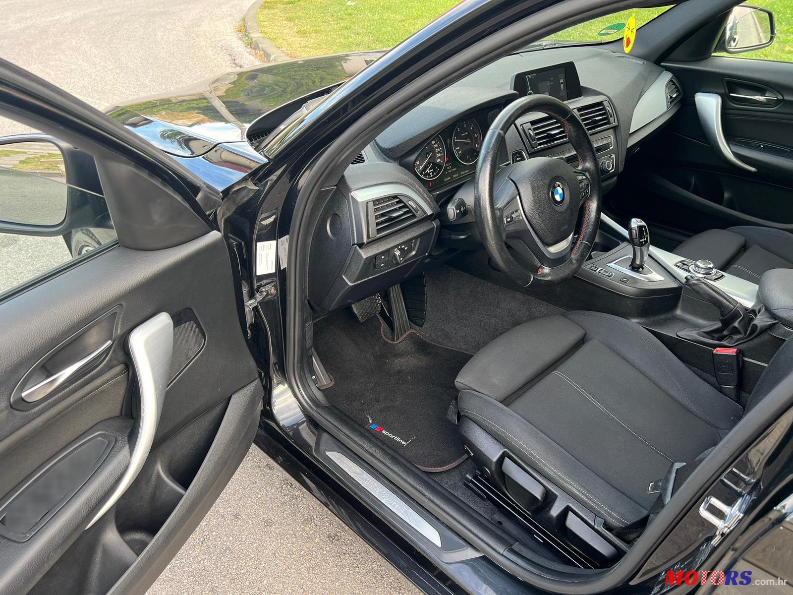 2012' BMW 1 Series 5 Door photo #4