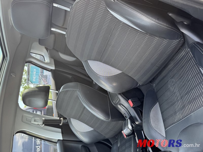 2016' Peugeot 2008 photo #5