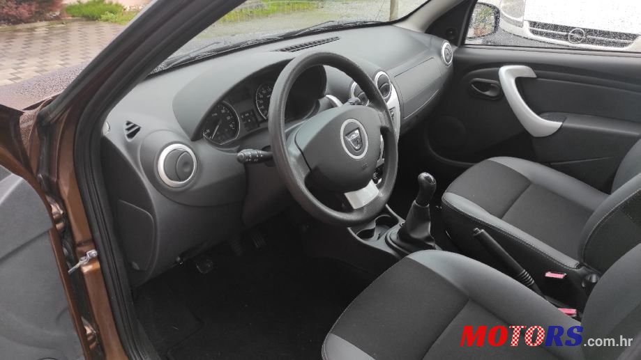 2012' Dacia Sandero photo #3