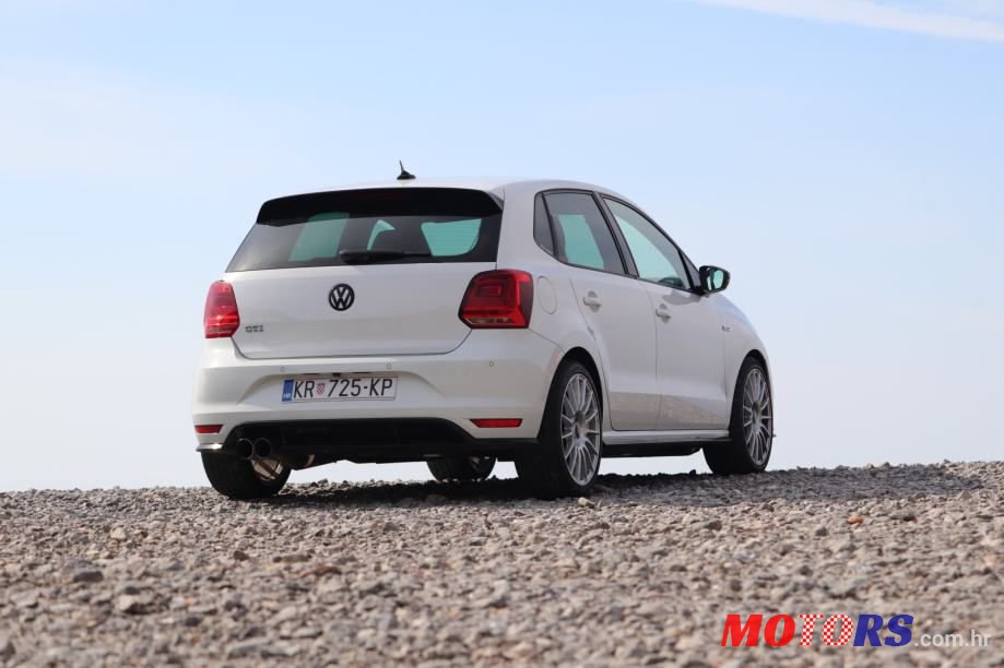2015' Volkswagen Polo photo #1