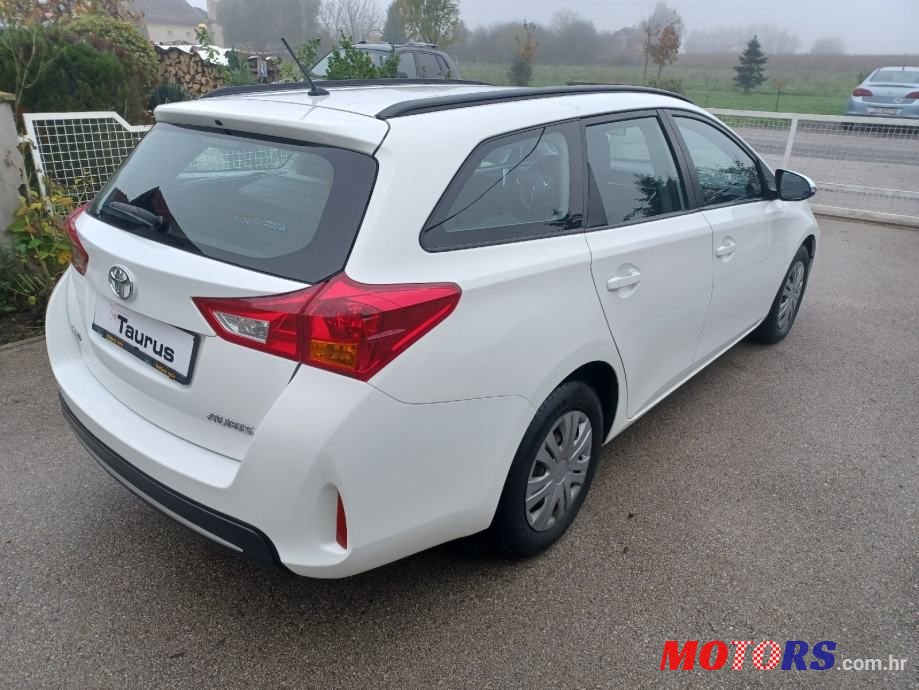 2014' Toyota Auris Karavan photo #4
