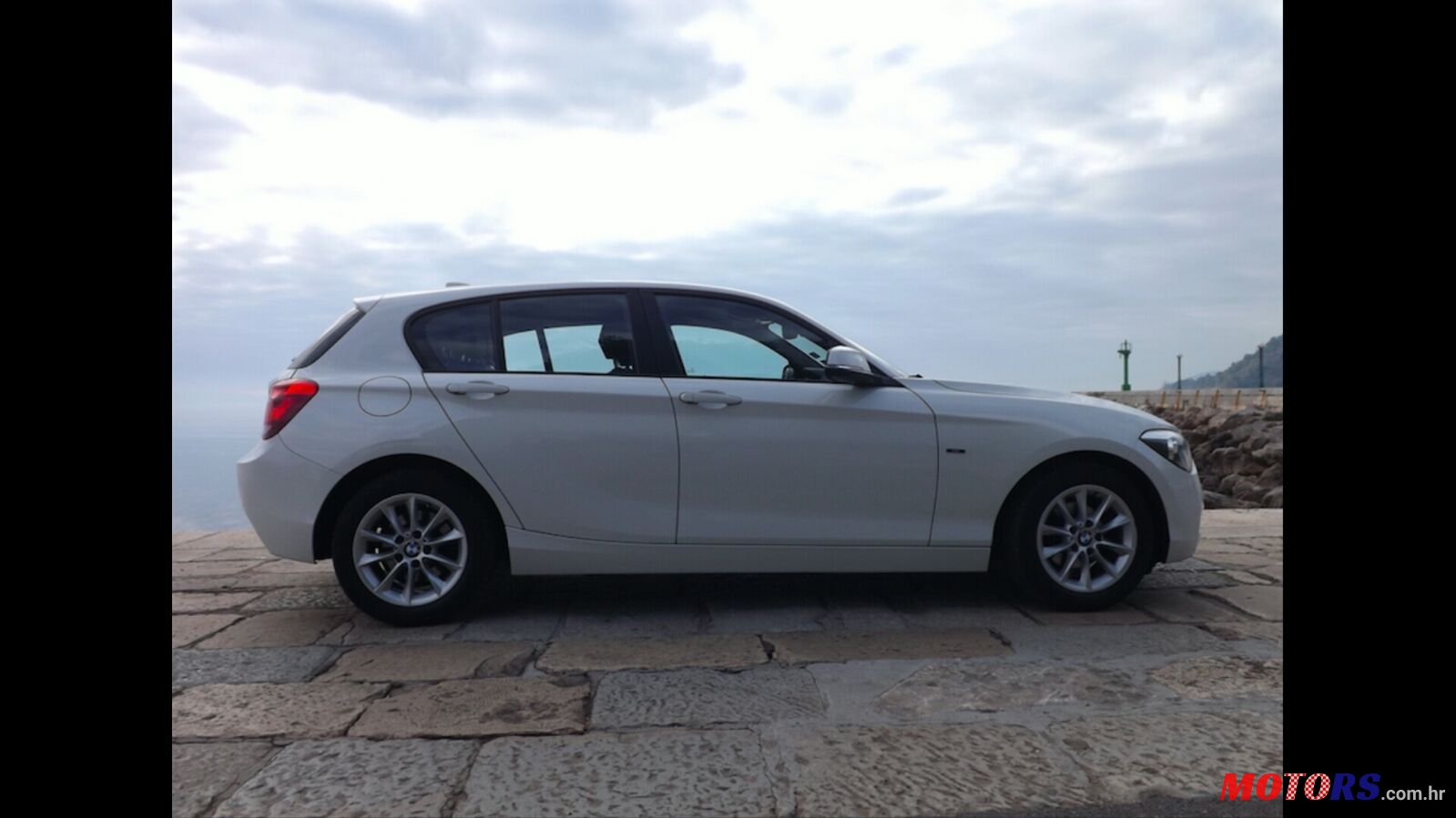 2012' BMW 1 Series 5 Door photo #2