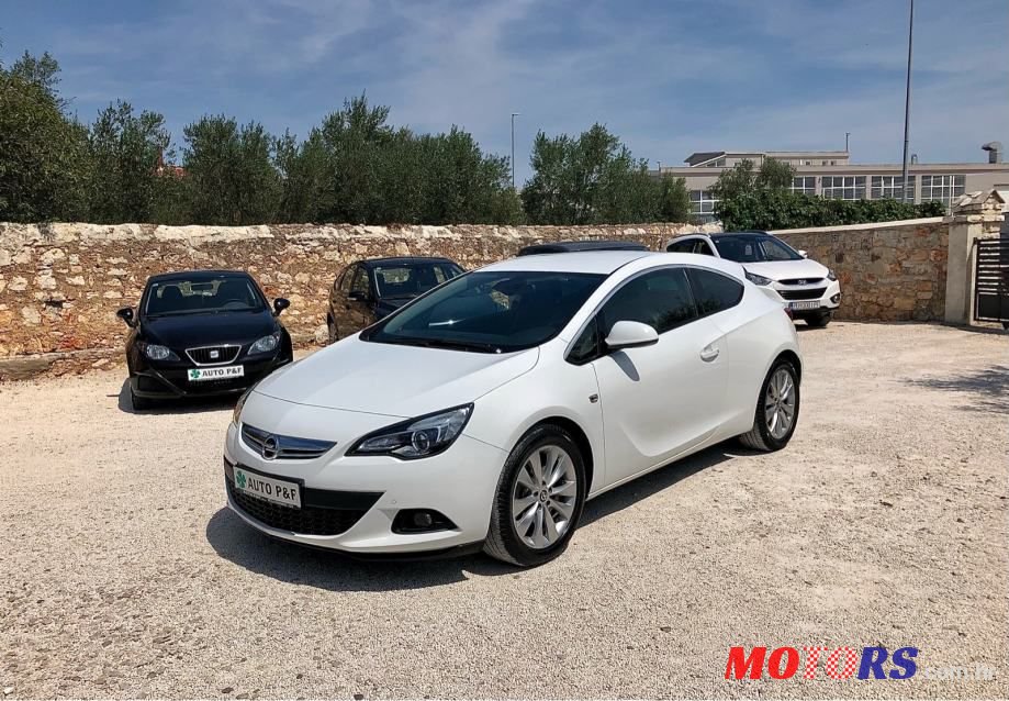 2013' Opel Astra photo #1