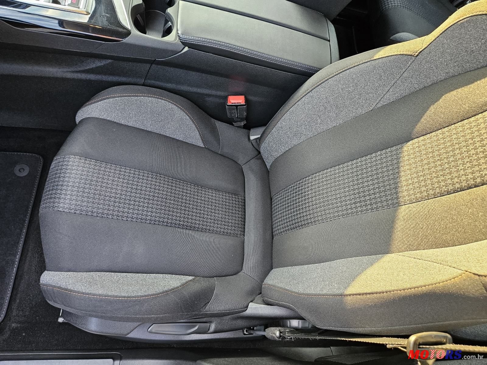 2021' Peugeot 5008 1,5 Bluehdi photo #3