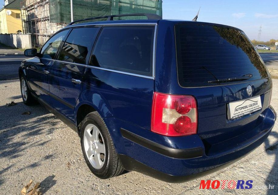 2002' Volkswagen Passat Variant photo #2