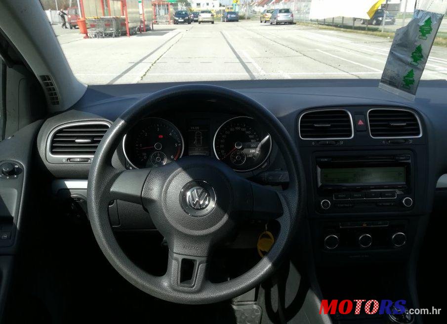 2011' Volkswagen Golf VI 1,6 Tdi photo #2