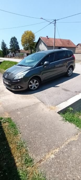 2010' Peugeot 5008 photo #2