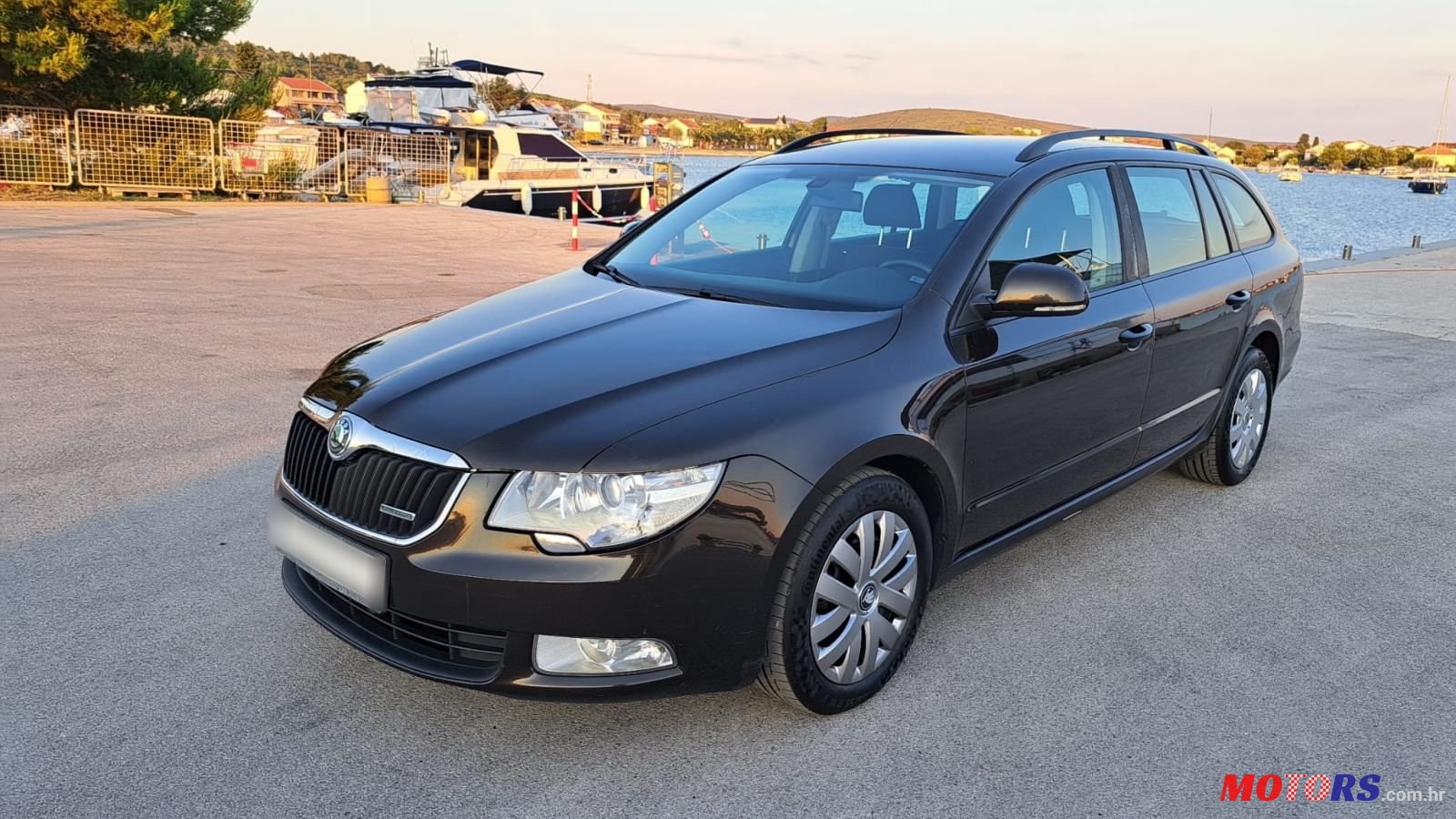 2013' Skoda Superb Combi photo #2