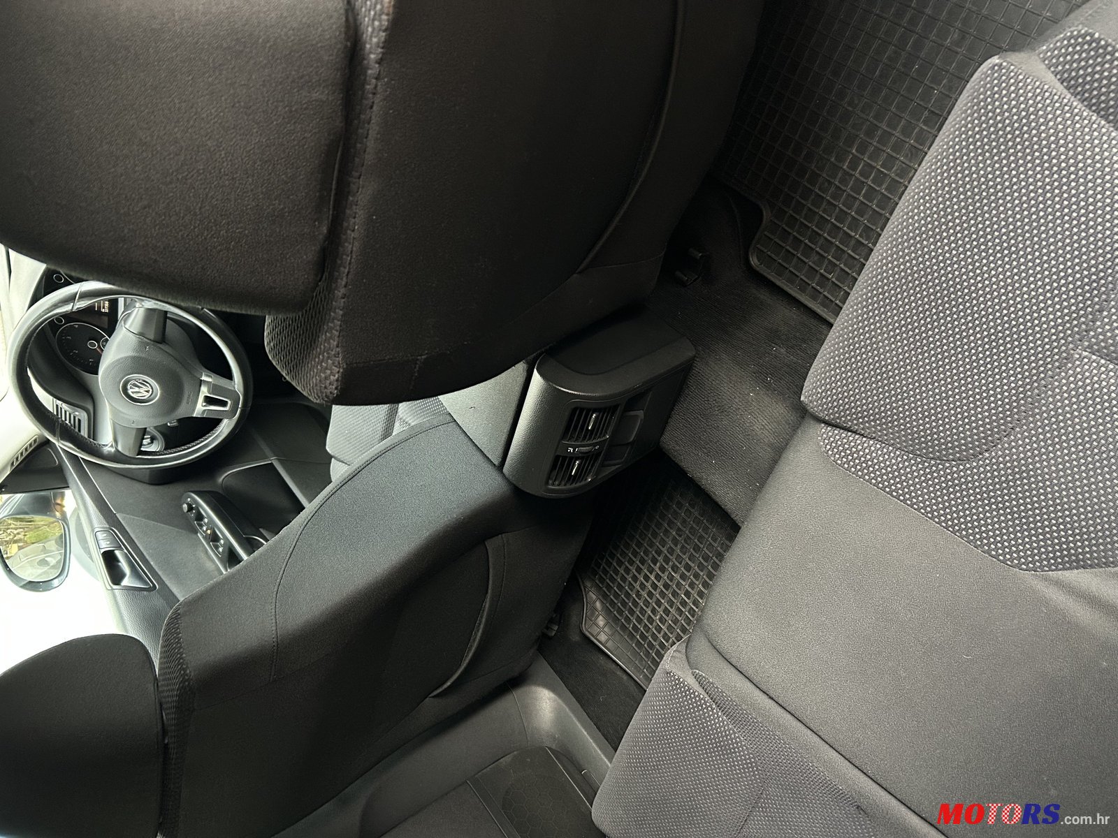 2009' Volkswagen Passat Variant 1.6 TDI photo #7