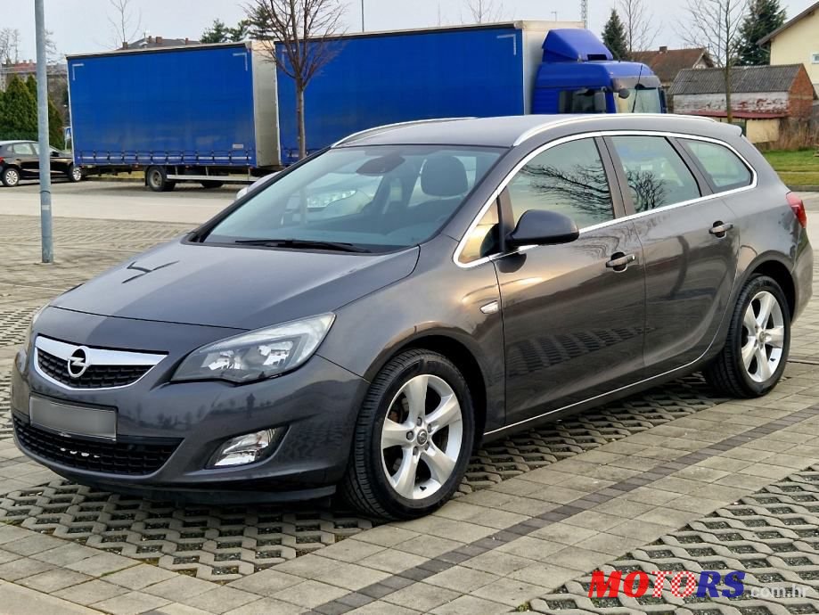 2011' Opel Astra Karavan photo #1