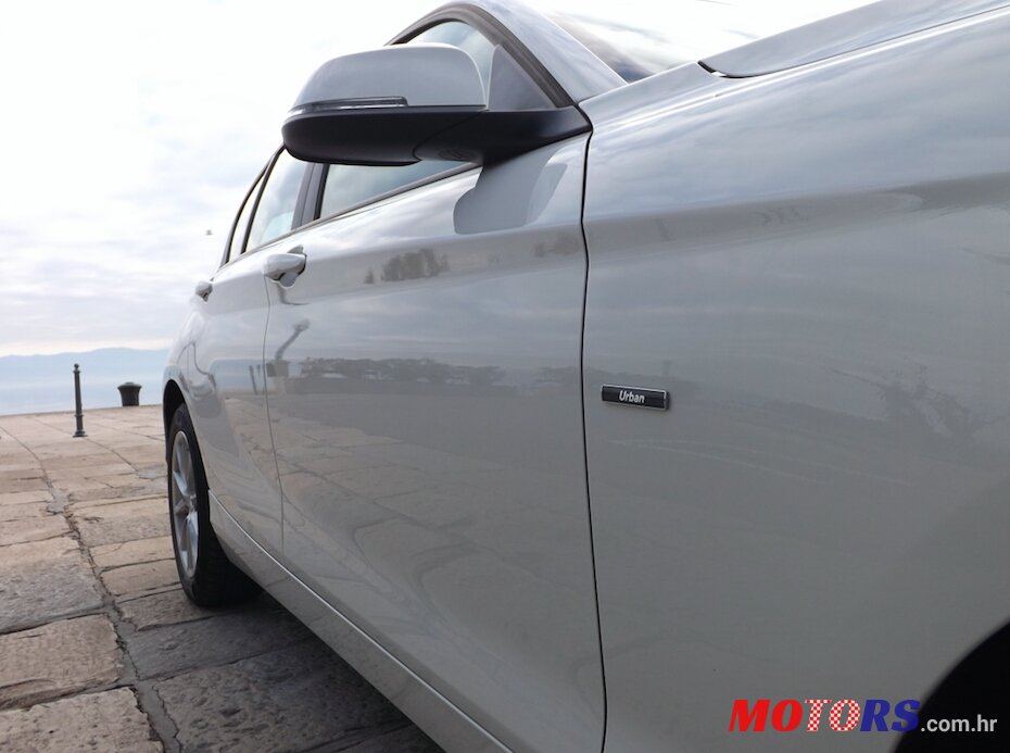 2012' BMW 1 Series 5 Door photo #4