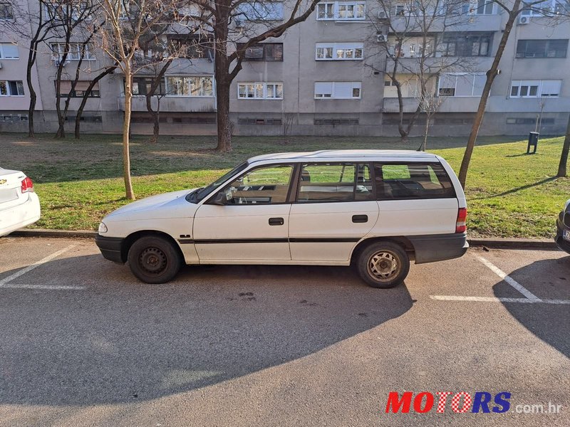 1996' Opel Astra Gl Caravan photo #3