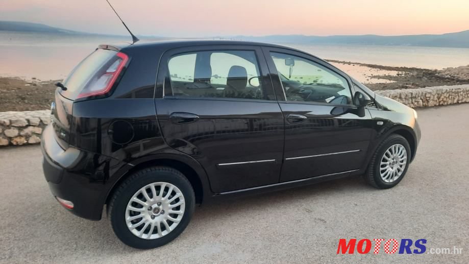 2011' Fiat Punto Evo photo #2