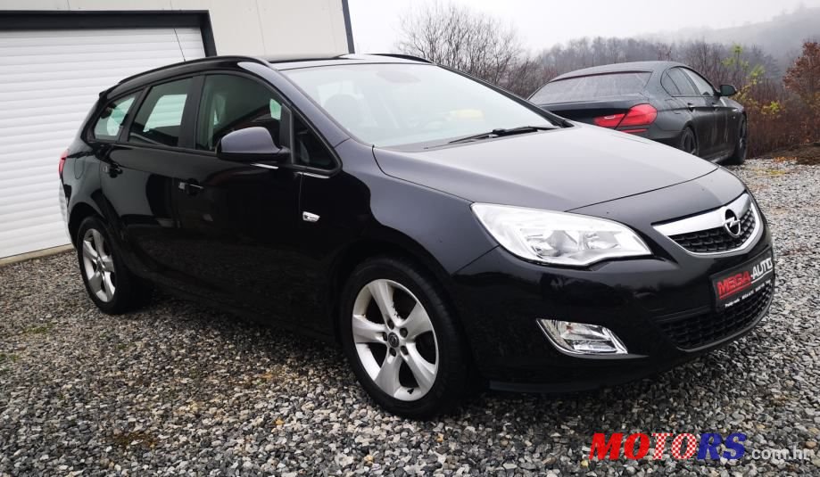 2011' Opel Astra Karavan photo #3