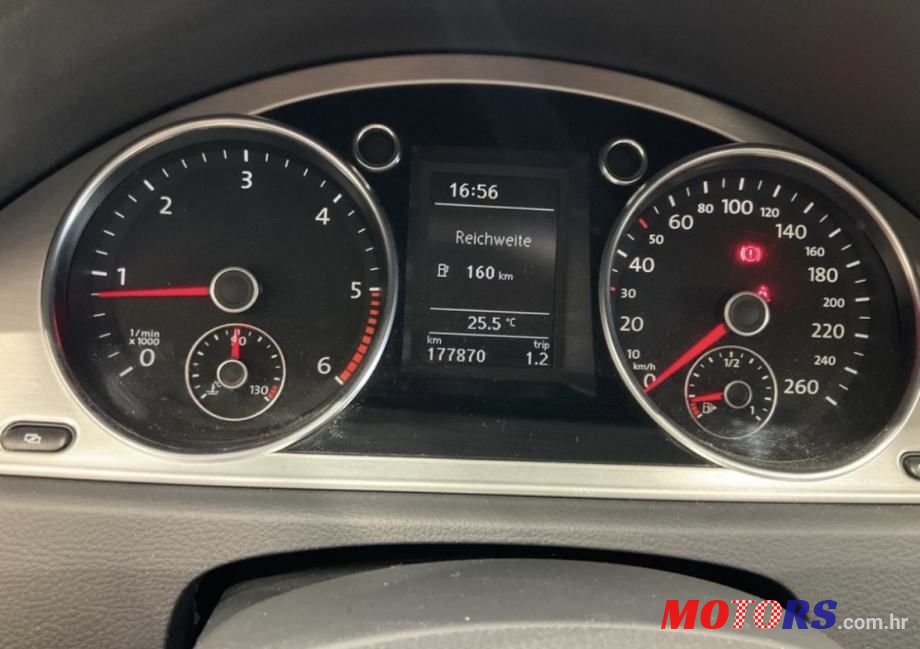 2011' Volkswagen Passat photo #6