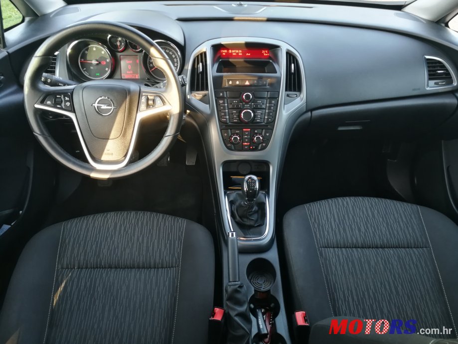 2013' Opel Astra J photo #3