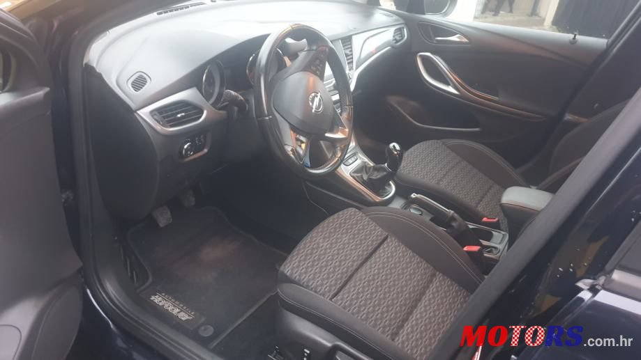 2018' Opel Astra photo #5