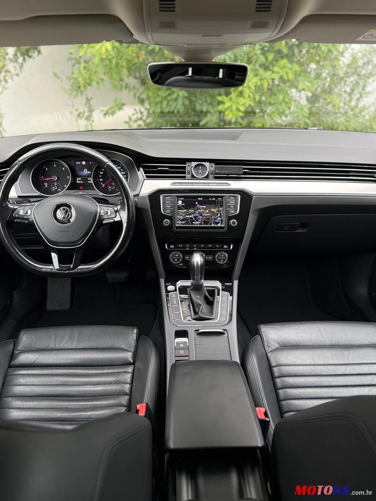 2015' Volkswagen Passat photo #5