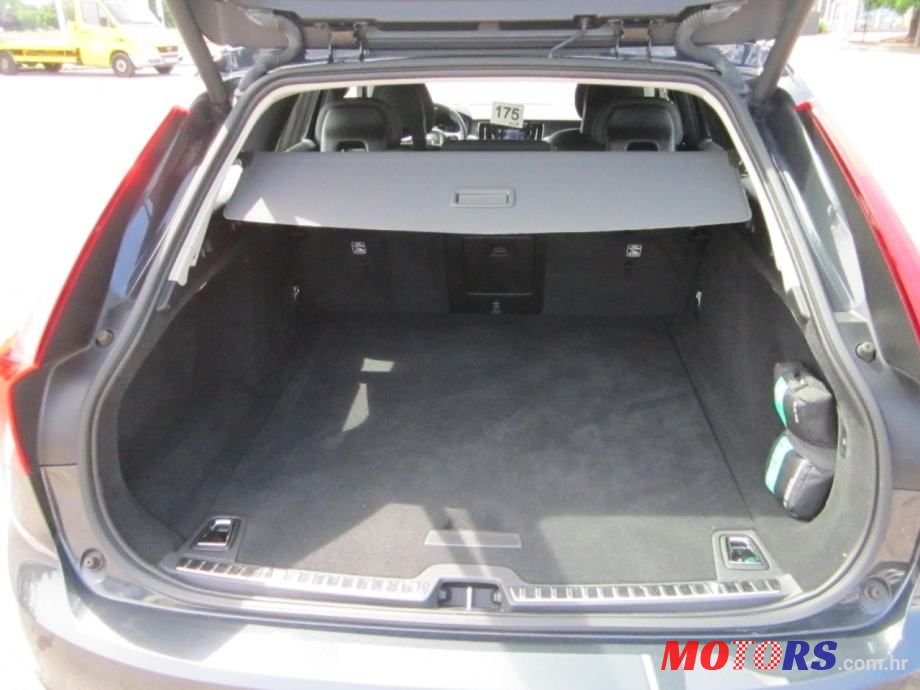 2018' Volvo V90 D3 Momentum photo #6