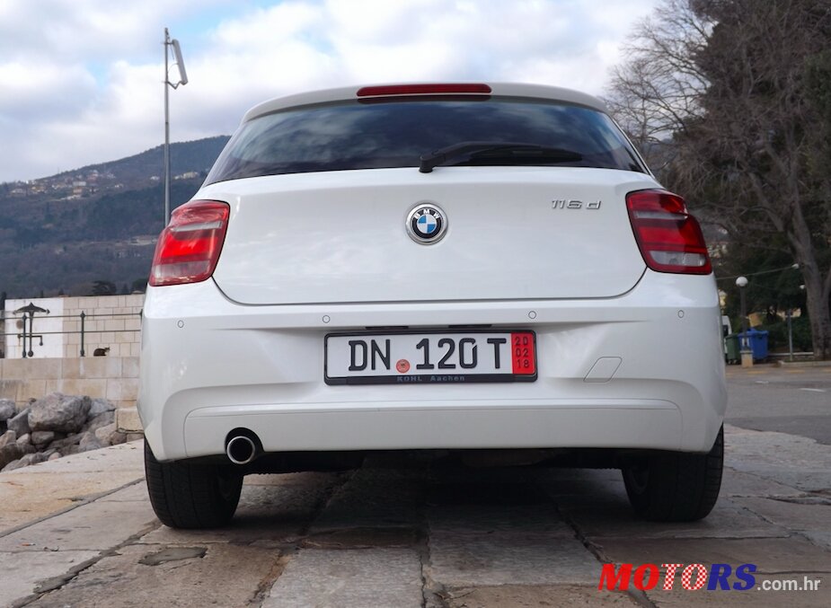 2012' BMW 1 Series 5 Door photo #3