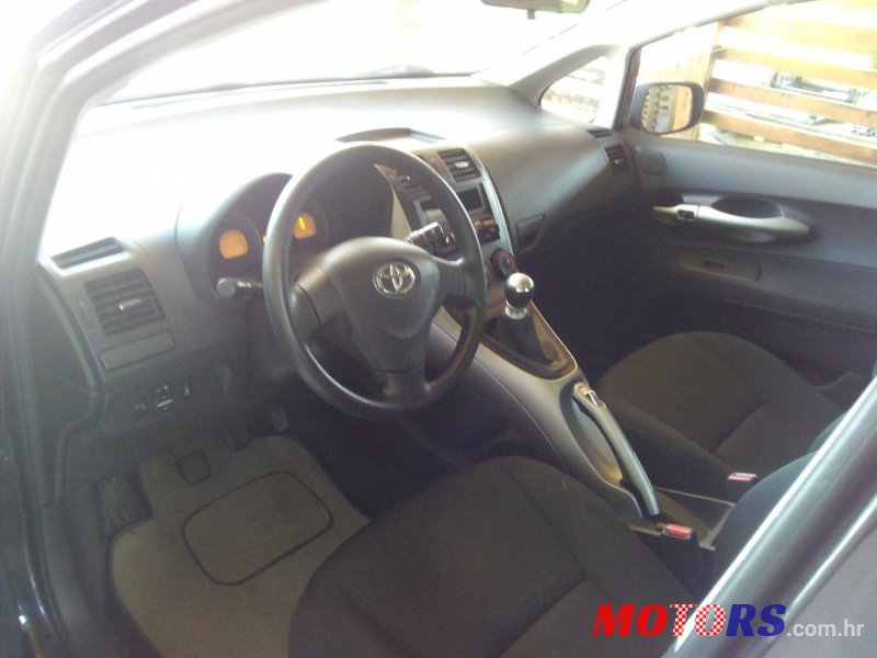 2007' Toyota Auris photo #2