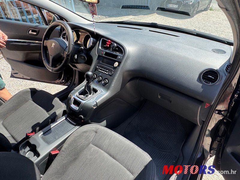 2011' Peugeot 5008 1,6 Vti photo #2