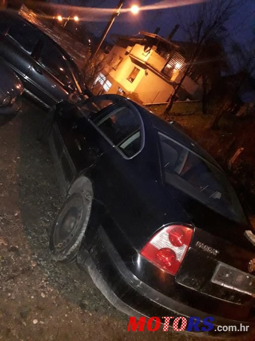 2002' Volkswagen Passat 2,3 V5 photo #1