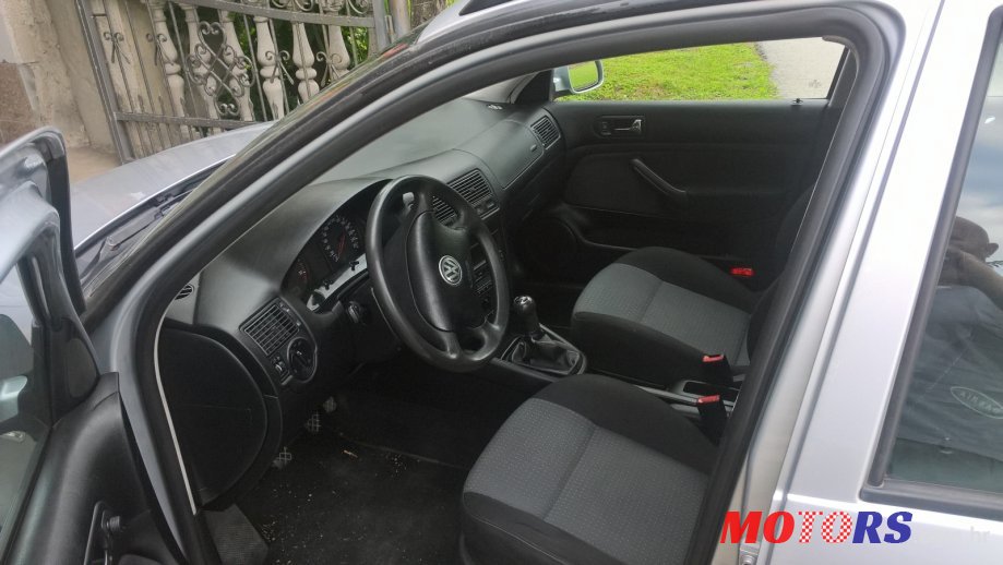 2004' Volkswagen Golf IV photo #2