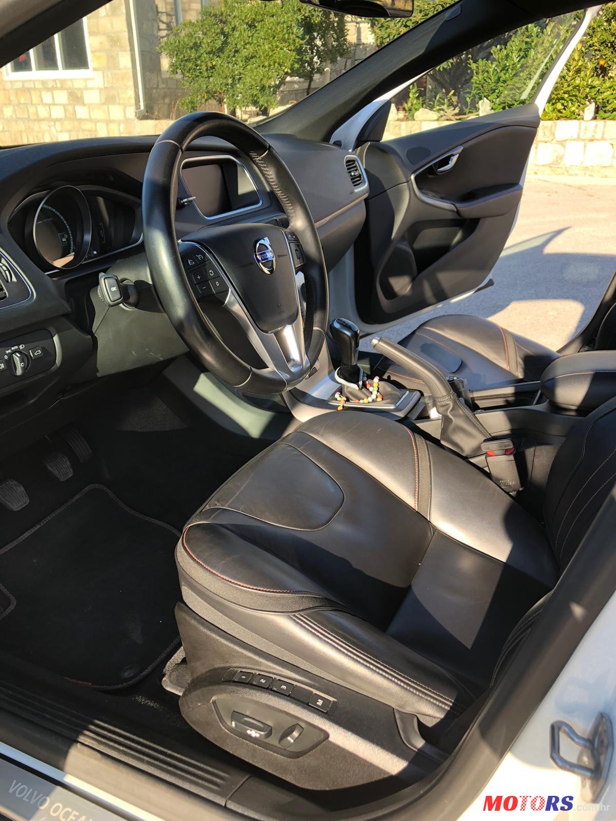 2014' Volvo V40 Cross Country photo #4