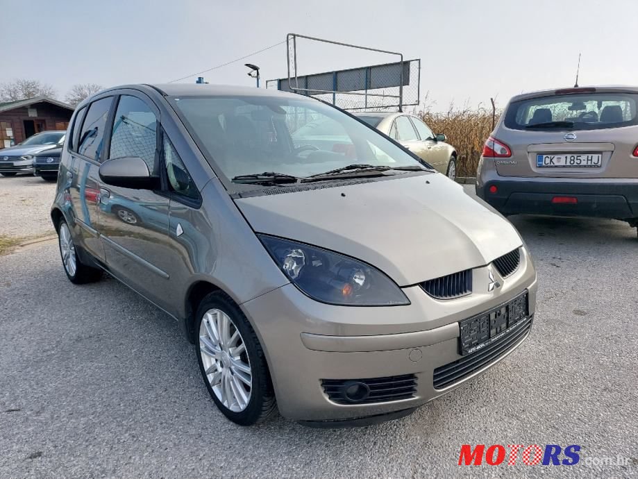 2008' Mitsubishi Colt photo #2