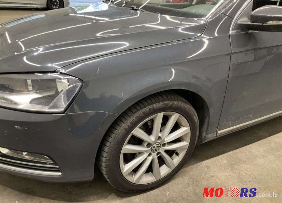 2011' Volkswagen Passat photo #2