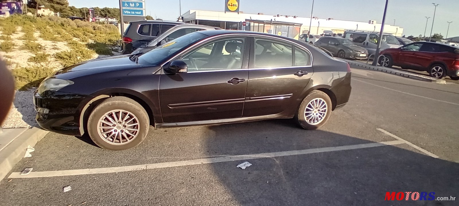 2011' Renault Laguna 2.0dci photo #2