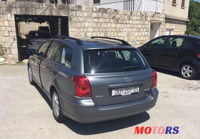 2004' Toyota Avensis Wagon photo #2