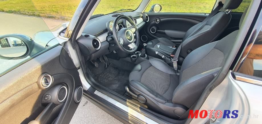 2009' MINI Cooper D photo #5