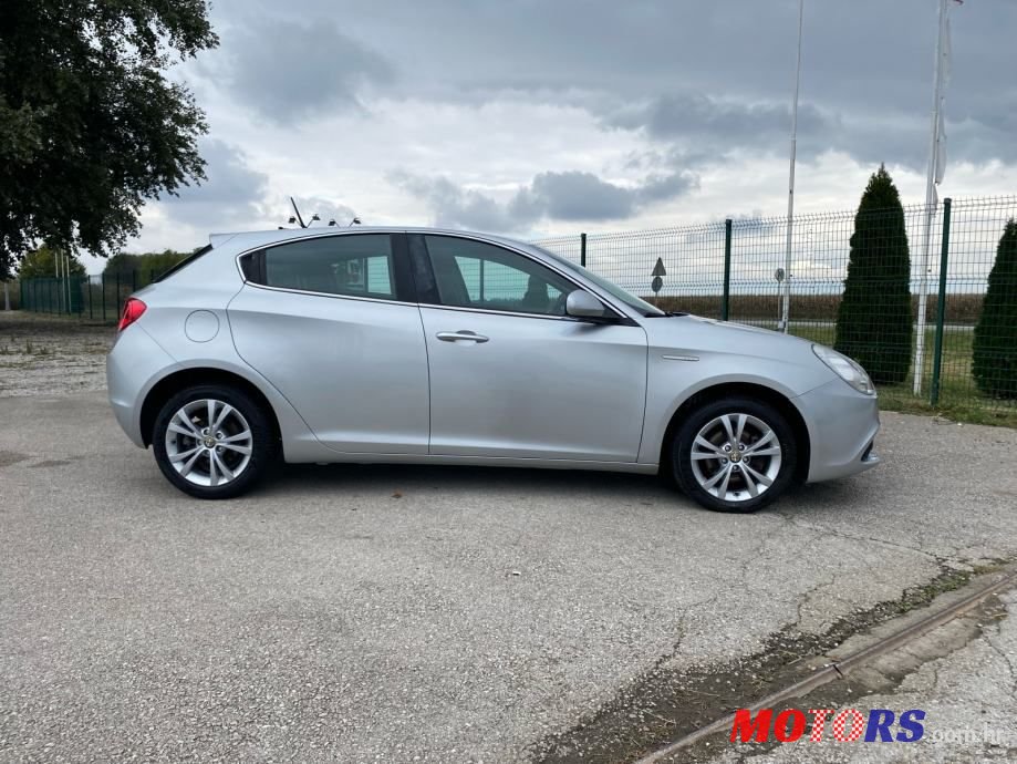 2011' Alfa Romeo Giulietta photo #4