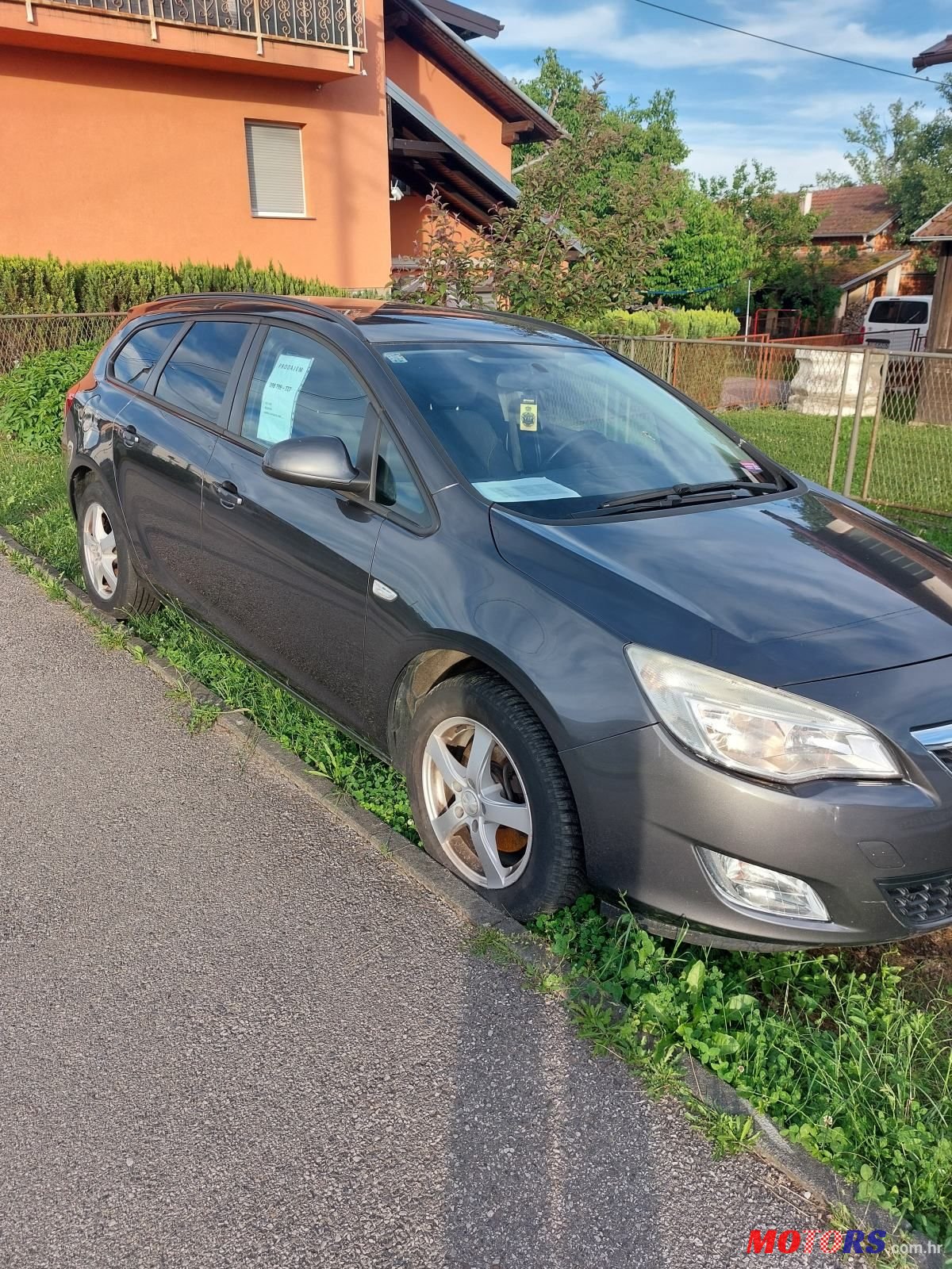 2011' Opel Astra Karavan photo #3