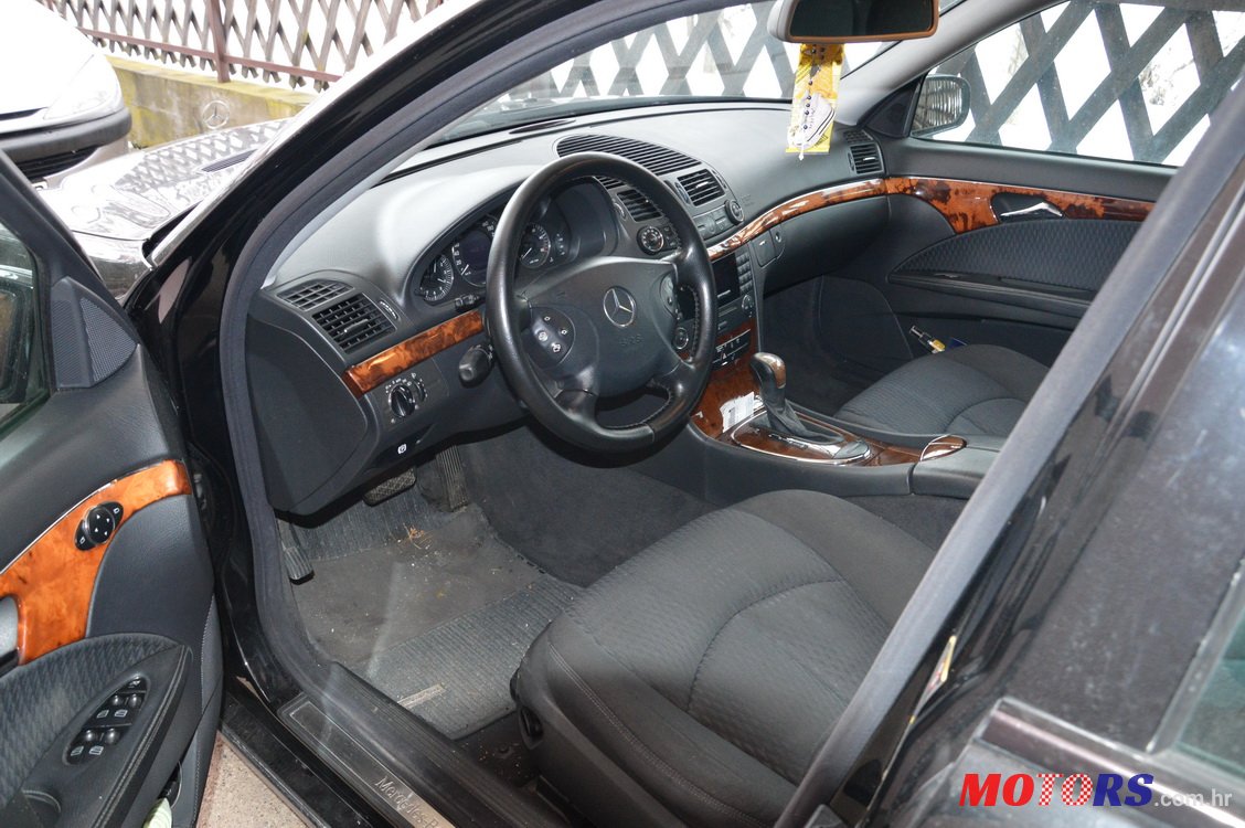 2004' Mercedes-Benz E-Class photo #3