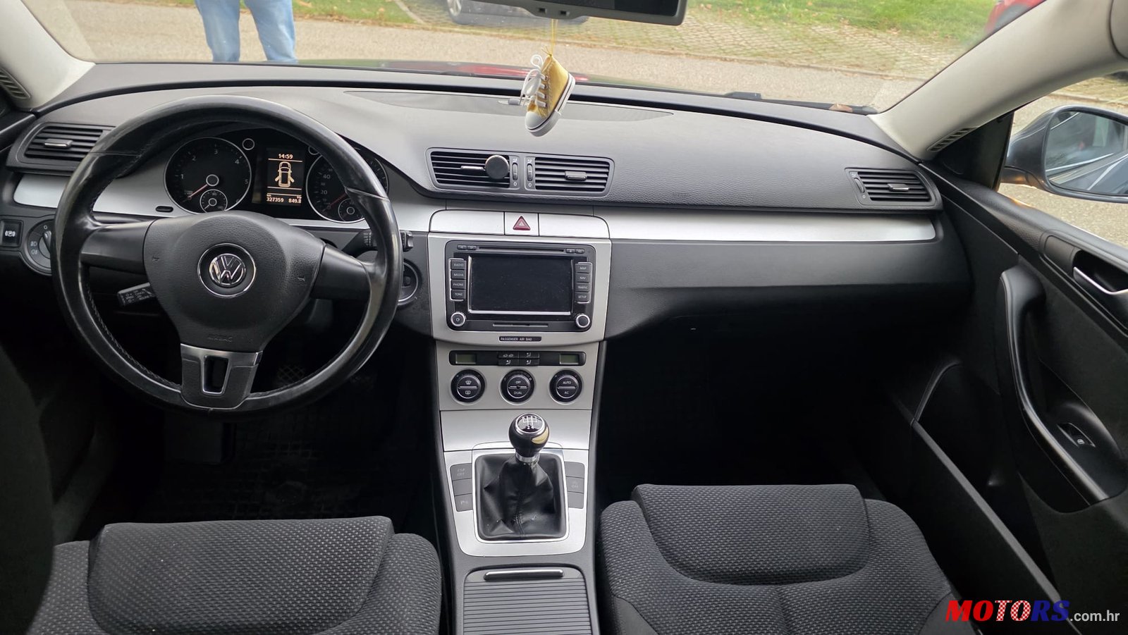 2009' Volkswagen Passat Variant 1.6 TDI photo #6