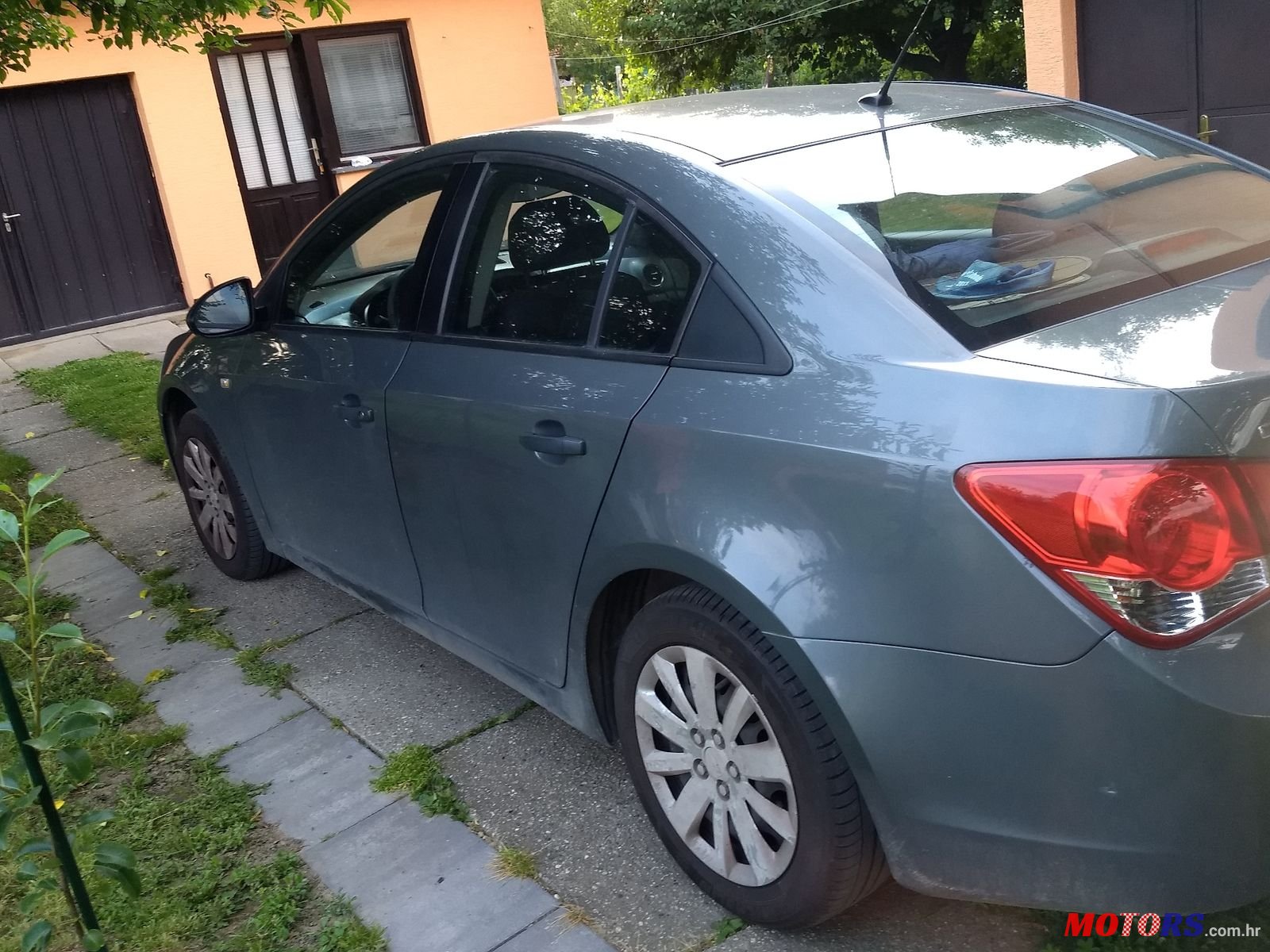 2010' Chevrolet Cruze photo #3