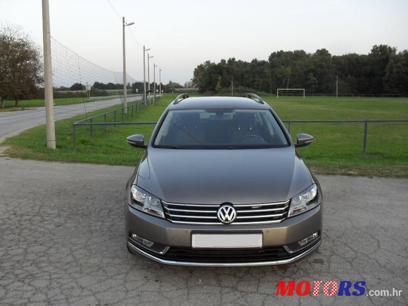 2011' Volkswagen Passat Variant photo #2